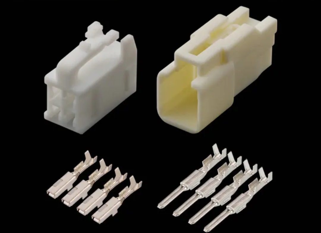 Giắc điện 4 pin màu trắng